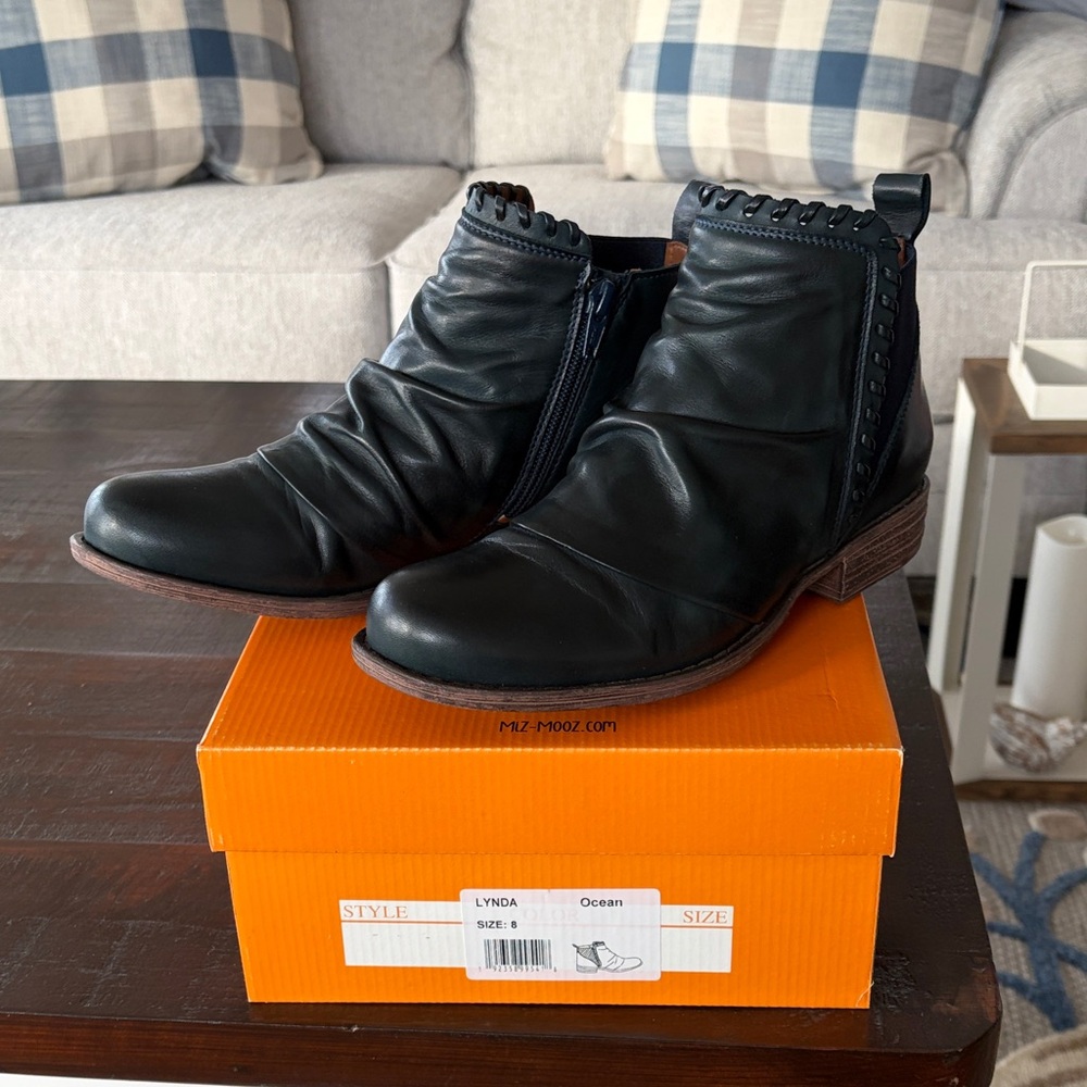 Miz Mooz Leather Ankle Booties Lynda Color Ocean
Size 8M